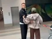 扎卡遭路人当众嘲讽伪造疫苗接种记录,情绪十分激动愤怒