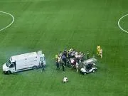 环球体育:巴甲比赛开场9秒两将头部相撞,一人被救护车送医