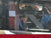 不舍离别，纪念碑球场外球迷夹道欢迎，梅西在大巴上擦拭眼泪